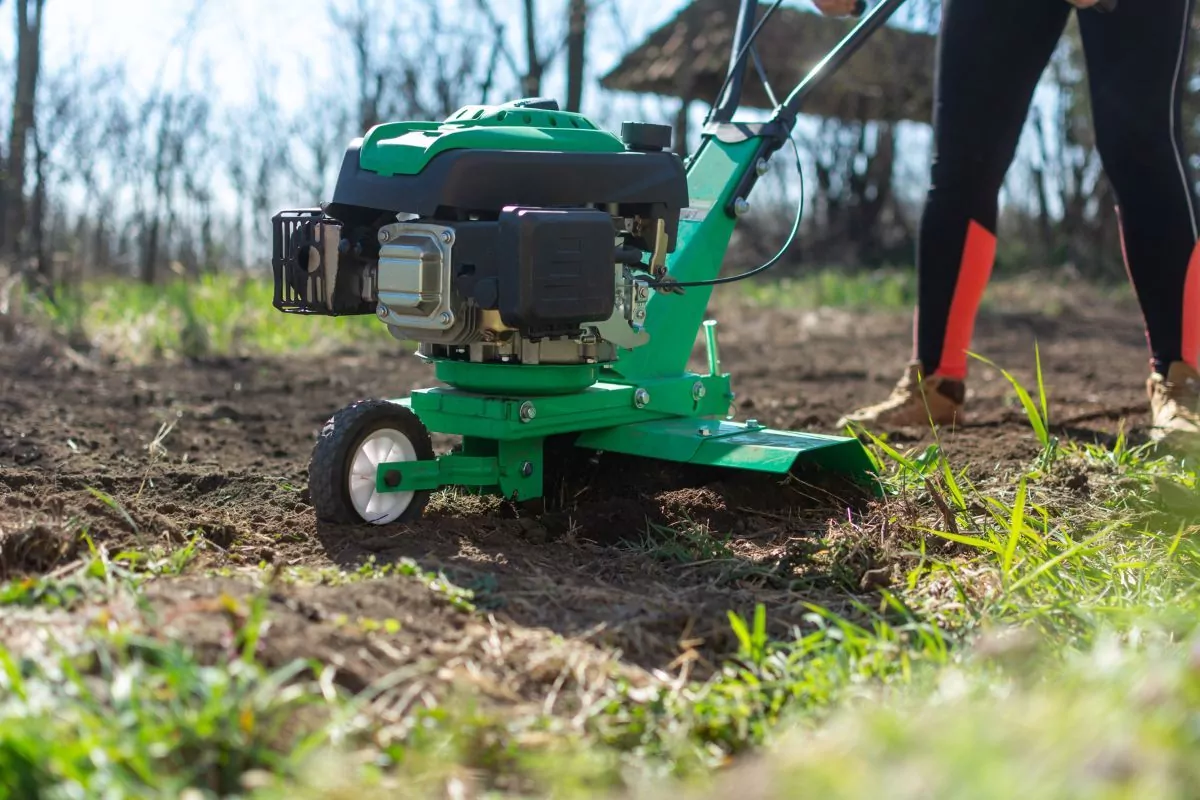Glebogryzarka do ogrodu skutecznie spulchnia i przygotowuje ziemię