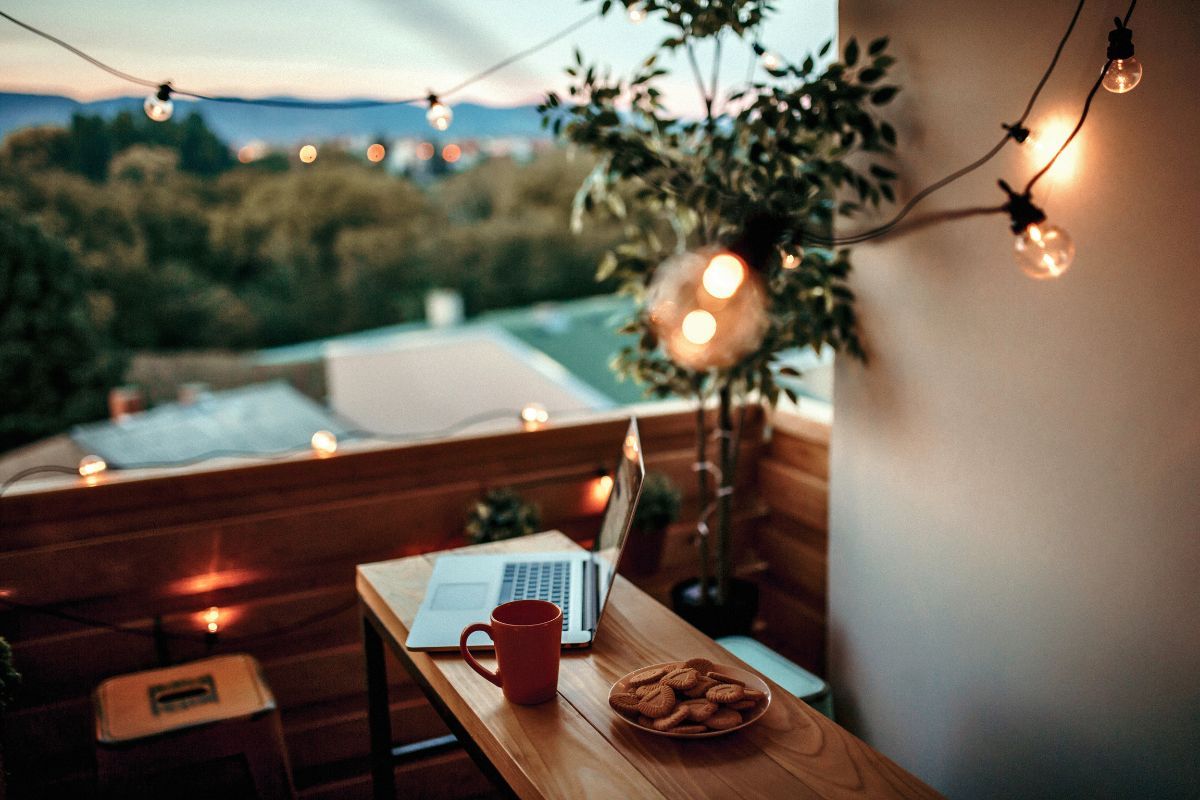 Mały balkon w bloku inspiracje rośliny i aranżacje krok po kroku